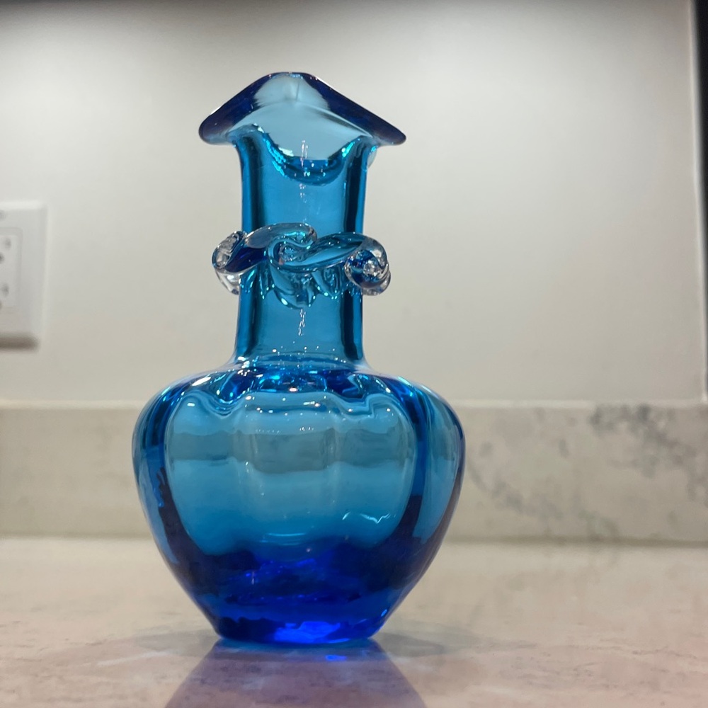 Blenko Glass Co. Vintage Blown Cobalt Blue Artisan Designed Bud Vase 4 5/8” EUC
